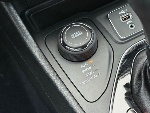 Used 2020 Jeep Cherokee Limited image 21