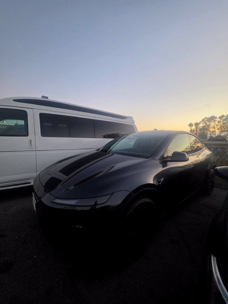 Used 2026 Tesla Model Y AWD image 1
