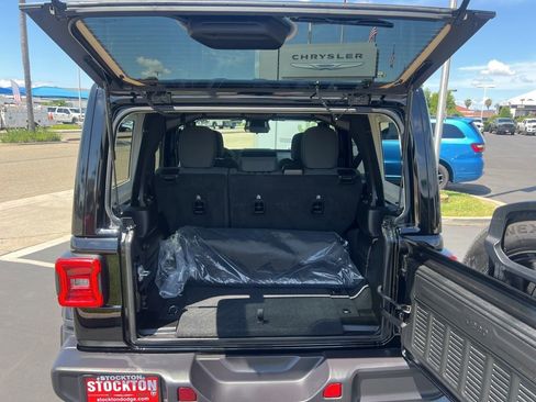 Used 2025 Jeep Wrangler Unlimited Sahara AWD/4WD image 45