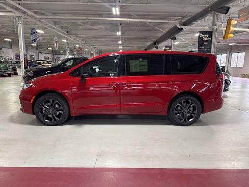 New 2026 Chrysler Pacifica Select image 2