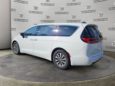 Used 2024 Chrysler Pacifica Limited FWD image 3