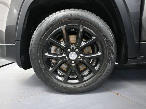 Used 2016 Jeep Cherokee Latitude w/ North All-Season Group AWD/4WD image 17