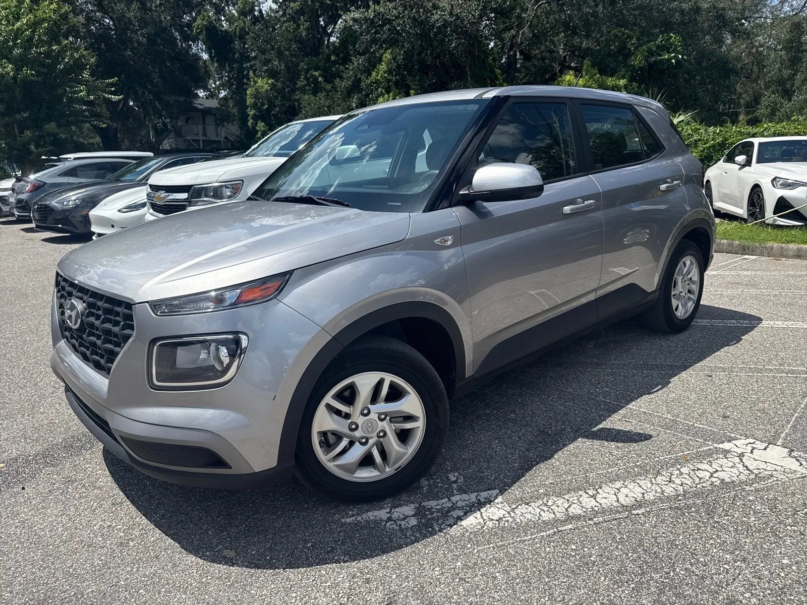 Used 2023 Hyundai Venue SE FWD image 3