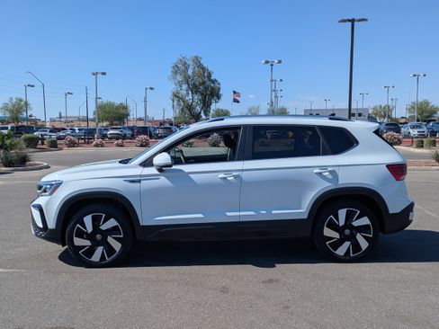 Used 2024 Volkswagen Taos SEL AWD/4WD image 2