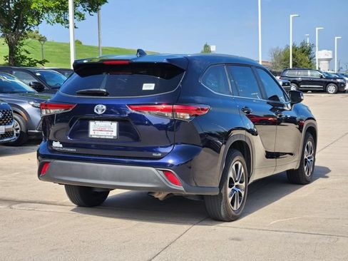 Used 2023 Toyota Highlander XLE FWD image 4