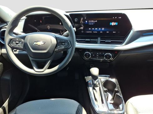 Used 2025 Chevrolet Trax LT FWD image 13