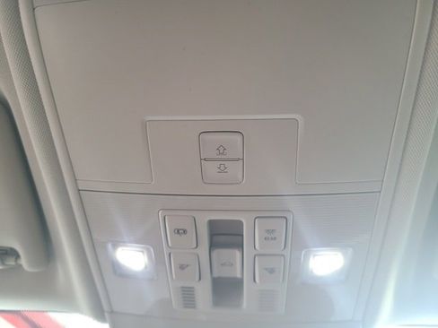 Used 2024 Volkswagen Taos SE w/ Panoramic Sunroof Package image 30