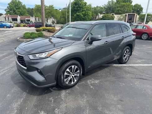 Used 2020 Toyota Highlander XLE AWD/4WD image 1