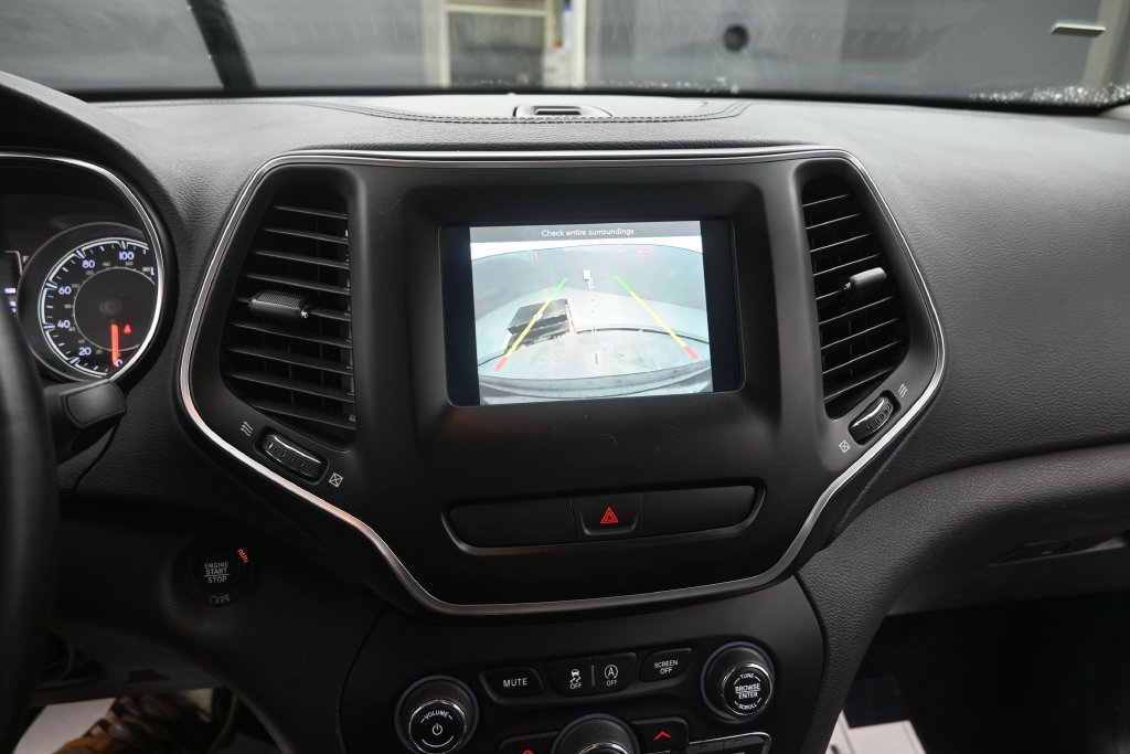 Used 2019 Jeep Cherokee Latitude Plus w/ Comfort/Convenience Group AWD/4WD image 38