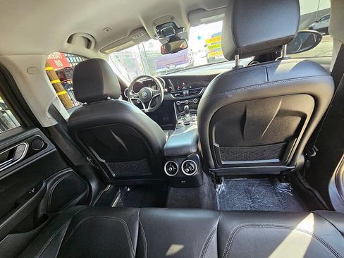 Used 2017 Alfa Romeo Giulia image 20