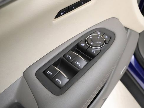 Used 2025 Cadillac XT5 Premium Luxury image 8