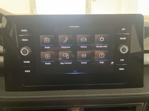 Certified 2025 Volkswagen Taos SE image 15