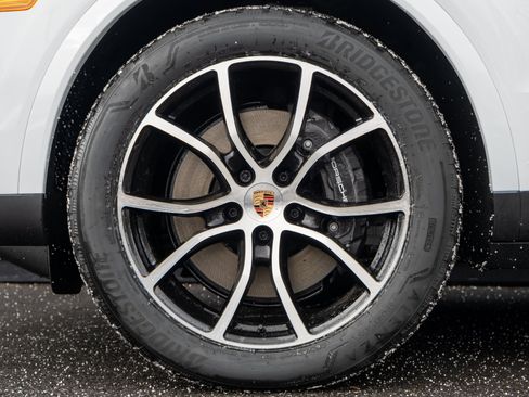 Used 2026 Porsche Cayenne AWD/4WD image 12