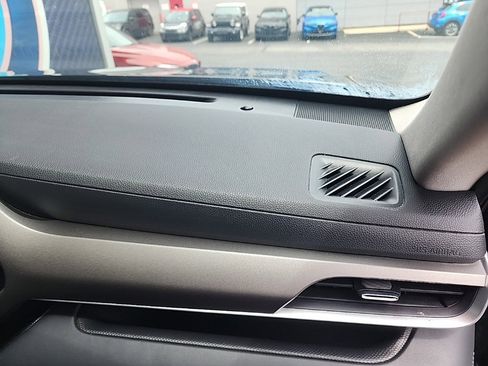 Used 2023 Toyota Highlander L image 18