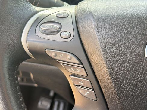 Used 2019 Nissan Pathfinder SV image 16