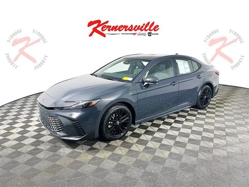 Used 2025 Toyota Camry SE image 3