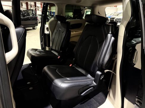 Used 2018 Chrysler Pacifica Touring-L Plus w/ Advanced Safetytec Group FWD image 16