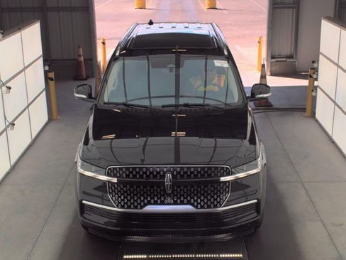 Used 2025 Lincoln Navigator Reserve image 3