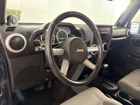 Used 2008 Jeep Wrangler Unlimited Sahara AWD/4WD image 4