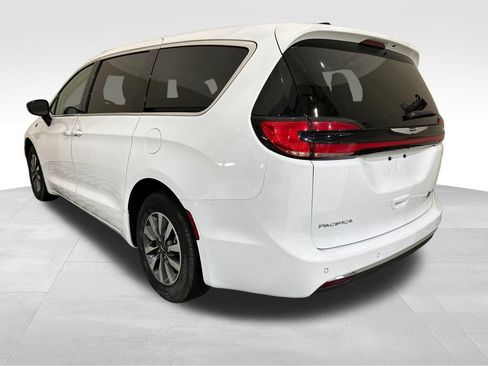 Used 2024 Chrysler Pacifica Limited FWD image 3