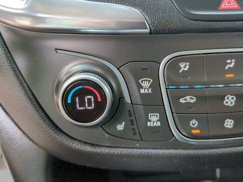 Used 2019 Chevrolet Equinox LT FWD image 27