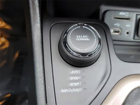 Used 2017 Jeep Cherokee Latitude w/ Comfort & Sound Group image 26