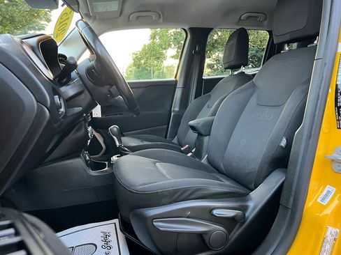 Used 2015 Jeep Renegade Latitude FWD image 11
