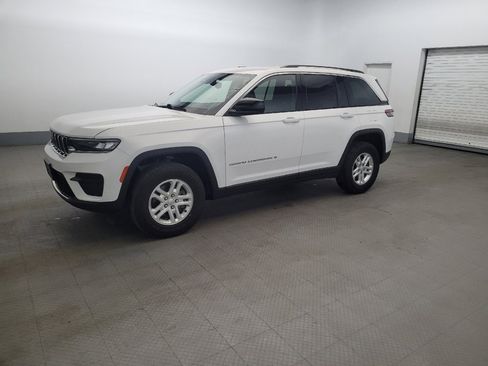 Used 2023 Jeep Grand Cherokee Laredo w/ Luxury Tech Group I AWD/4WD image 2