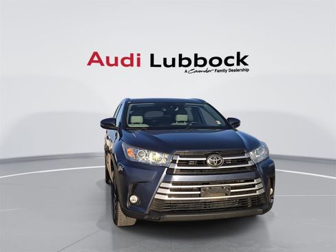 Used 2018 Toyota Highlander XLE image 2