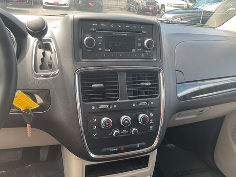 Used 2017 Dodge Grand Caravan SE w/ UConnect Hands-Free Group FWD image 10