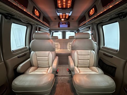 Used 2012 Chevrolet Express 1500 RWD image 2