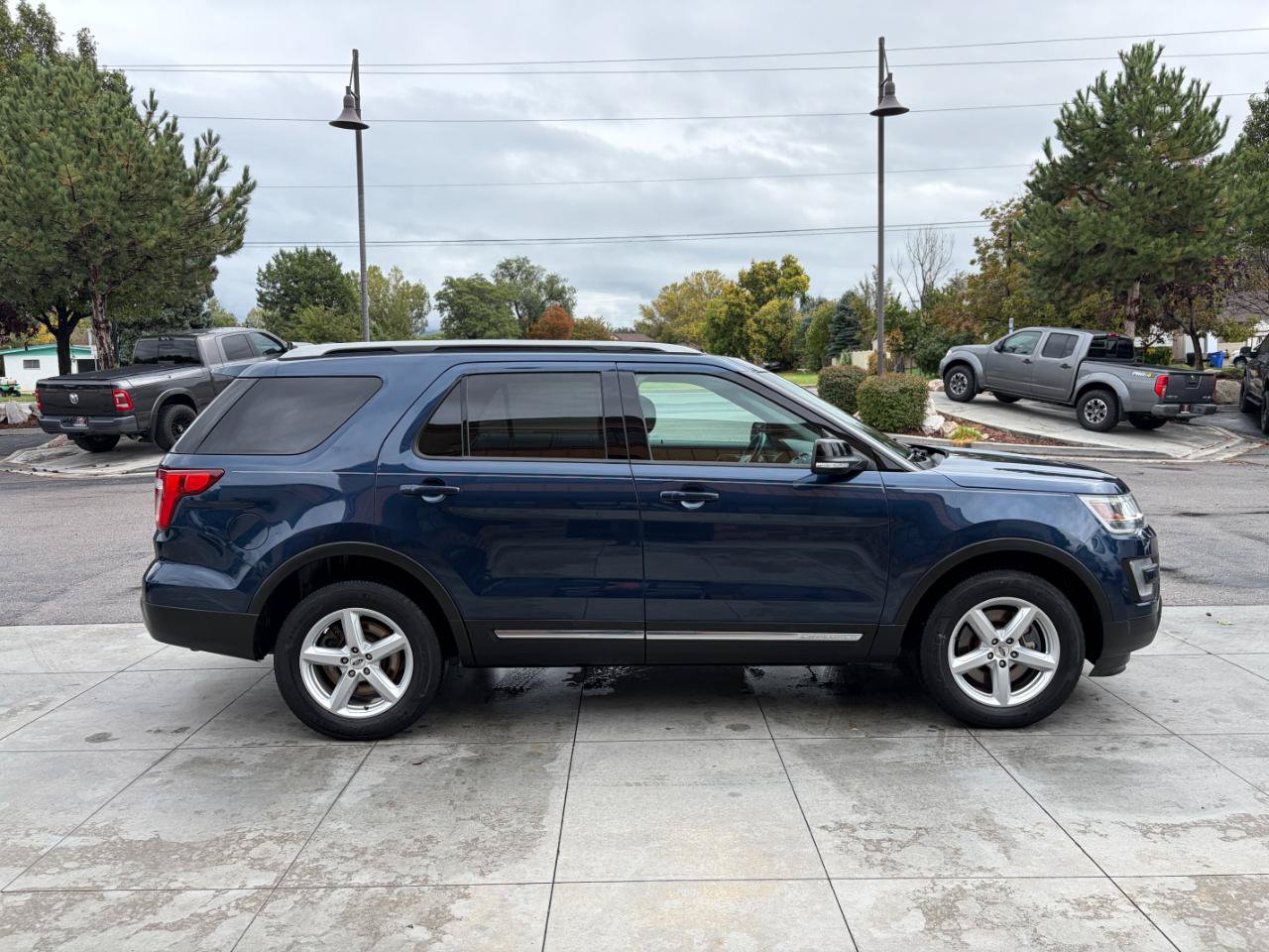 Used 2016 Ford Explorer XLT w/ Equipment Group 202A AWD/4WD image 3