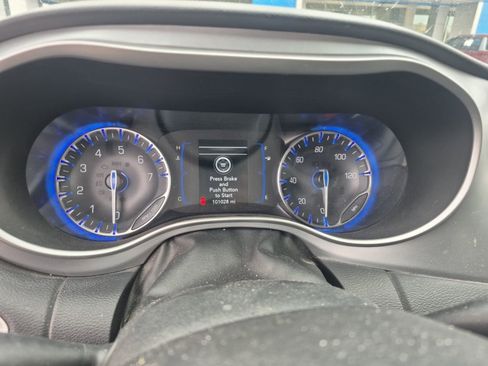 Used 2020 Chrysler Pacifica Touring-L w/ S Appearance Package image 6