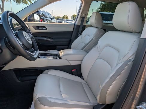 Used 2025 Nissan Pathfinder SL AWD/4WD image 27