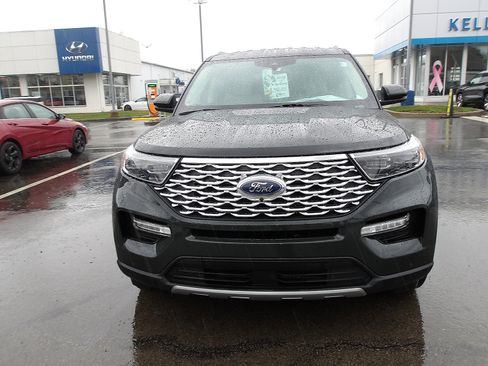 Used 2023 Ford Explorer Platinum w/ Technology Package image 2
