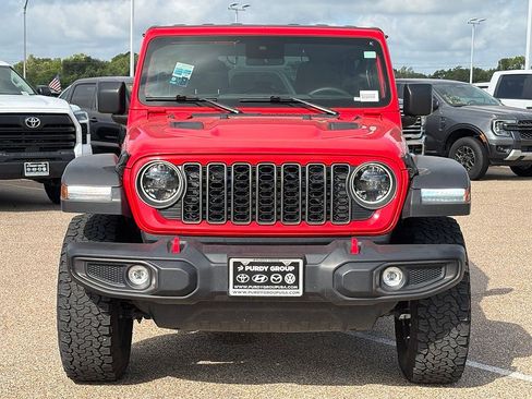 Used 2025 Jeep Wrangler Unlimited Rubicon AWD/4WD image 3