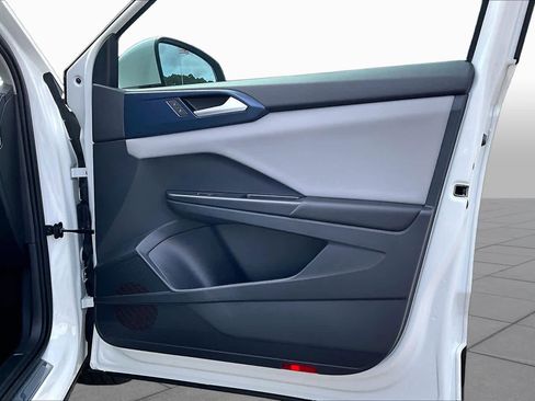 Used 2023 Volkswagen Taos SE w/ Panoramic Sunroof Package FWD image 23