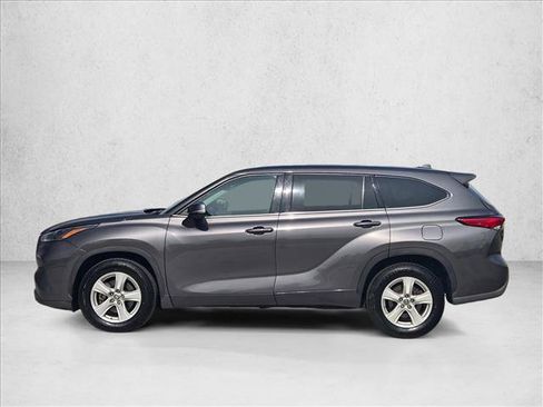 Used 2022 Toyota Highlander LE FWD image 9