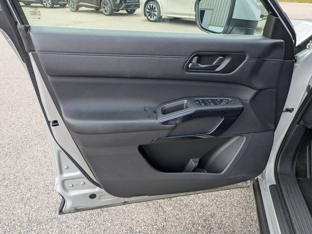 Used 2025 Nissan Pathfinder SV AWD/4WD image 12