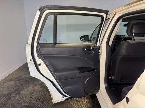 Used 2010 Dodge Caliber SXT FWD image 22