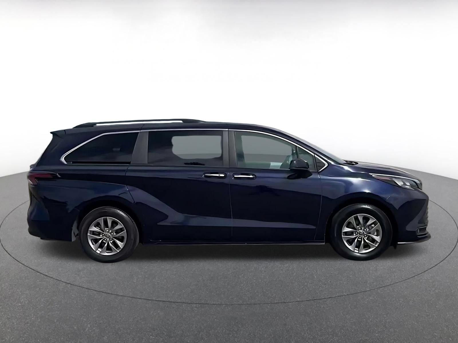 Used 2025 Toyota Sienna XLE FWD image 15