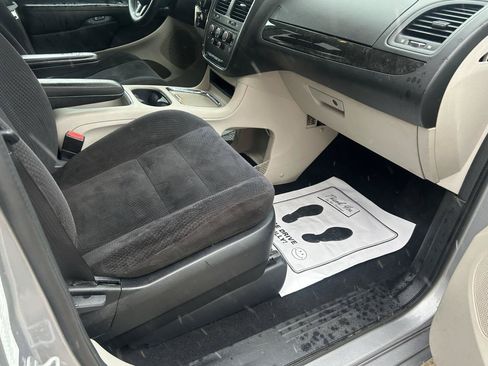 Used 2014 Dodge Grand Caravan SXT FWD image 12