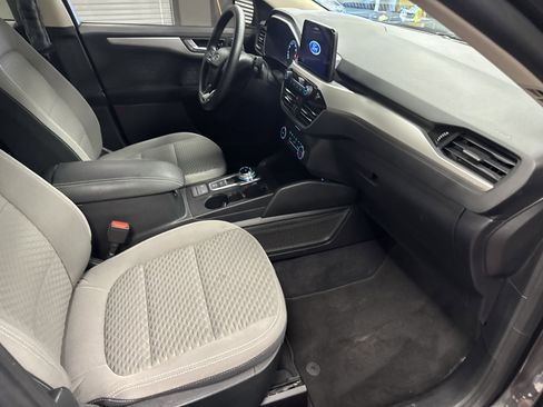 Used 2020 Ford Escape SE image 9