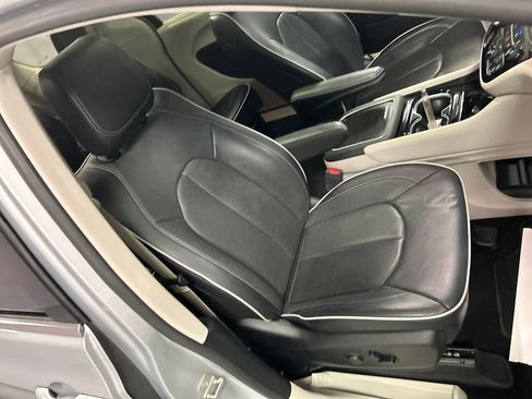 Used 2024 Chrysler Pacifica Limited image 27