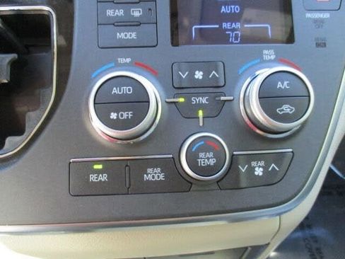 Used 2018 Toyota Sienna XLE image 38