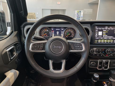 Used 2023 Jeep Gladiator Overland AWD/4WD image 18