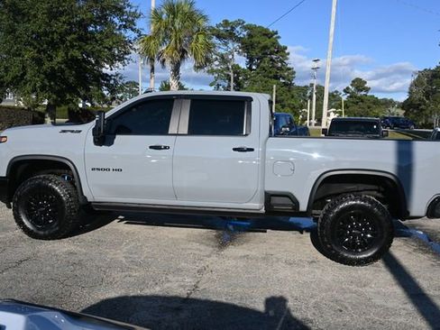 Used 2024 Chevrolet Silverado 2500 ZR2 w/ Technology Package image 2