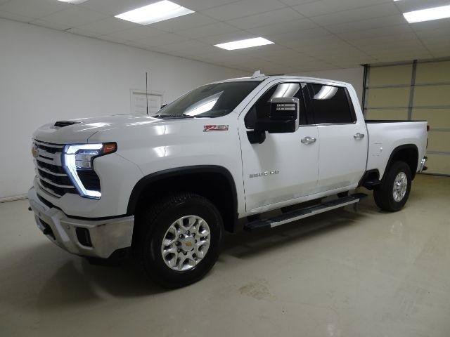 Used 2024 Chevrolet Silverado 2500 LTZ w/ LTZ Convenience Package AWD/4WD image 3