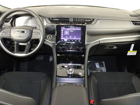 New 2025 Jeep Grand Cherokee Altitude image 30