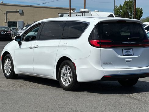 Used 2023 Chrysler Pacifica Touring-L FWD image 6